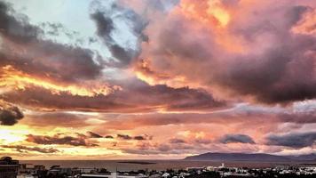 ein sonnenuntergang über reykjavik in island foto