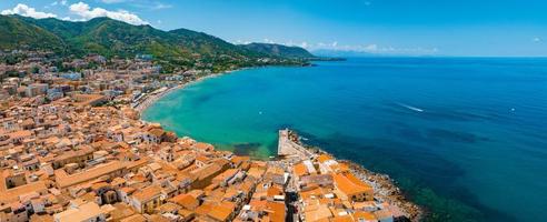 szenische luftaufnahme des cefalu, mittelalterliches dorf der insel sizilien foto