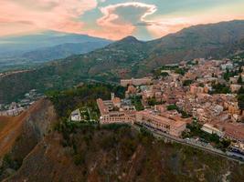 Panoramablick auf die Insel Isola Bella und den Strand in Taormina. foto