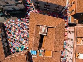 catania sizilien italien 2022 street art dekoration mit regenschirmen auf dem fischmarkt foto