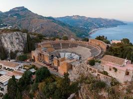 luftaufnahme der ruinen des antiken griechischen theaters in taormina, sizilien foto