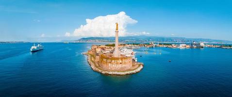 Blick auf den Hafen von Messina mit der goldenen Statue der Madonna della Lettera foto