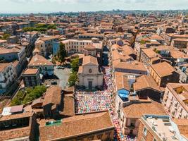 catania sizilien italien 2022 street art dekoration mit regenschirmen auf dem fischmarkt foto