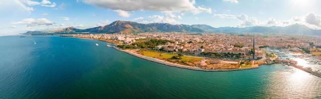 luftpanoramablick auf die stadt palermo auf sizilien. foto