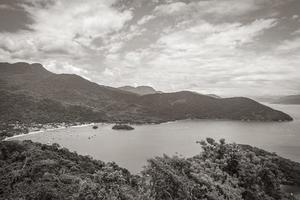 große tropische insel ilha grande abraao strandpanorama brasilien. foto