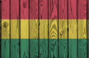 bolivien-flagge in hellen farben auf alter holzwand dargestellt. strukturierte Fahne auf rauem Hintergrund foto