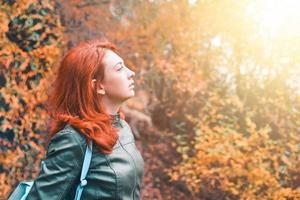 junge Frau auf dem Hintergrund eines Herbstwaldes. foto