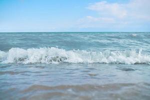 Strand mit Wellen aus dem Meer. foto