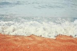 Sandstrand mit Wellen vom Meer. foto