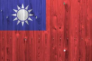 taiwan-flagge in hellen farben auf alter holzwand dargestellt. strukturierte Fahne auf rauem Hintergrund foto