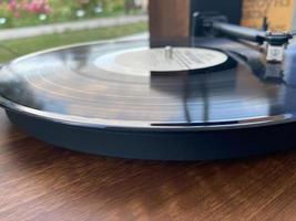 Musikalisch schöner Hipster-Plattenspieler für alte Retro-Antik-Vinyl-Schallplatten foto