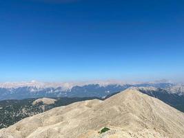 landschaftsansicht des zaovine- und spajici-sees aus der höhe und des flusses beli rzav im tara-nationalpark in serbien am sommertag foto