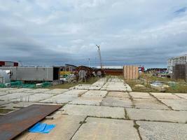 ein großes Freilager auf einer Baustelle, ein Lager für Industrieausrüstung und Materialien in Kisten auf einem Freilager foto