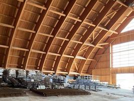 Nahaufnahme der Verbindung von Metall- und Holzbalken. Stahldachrahmen im Bau. das Innere eines großen Industriegebäudes oder einer Fabrik mit Stahlkonstruktionen foto