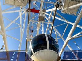 Runde weiße Kabine zum Fahren auf einem Karussell. Stadtrundfahrt mit dem Riesenrad. sichere und zuverlässige Kabine aus Metall mit langlebigem, undurchdringlichem Glas foto