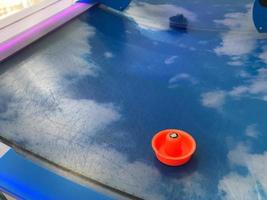 Airhockey-Tischspiel zu Hause foto