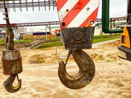 Baustelle. Haken zum Tragen schwerer Lasten. Schwertransport. schwere Materialien tragen foto