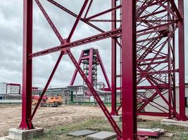 rote Metallstruktur. industrieller Aufstieg zu Gaspipelines. Industriegelände am Bergbaukomplex foto