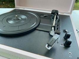 moderne Musik schöner Hipster-Plattenspieler für alte Retro-Antik-Vinyl-Schallplatten foto