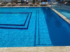 kleiner blauer Pool mit Keramikfliesen in einem tropischen Resorthotel foto