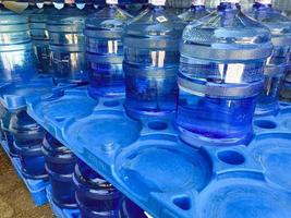 Wasser in großen Flaschen. viele Behälter mit gereinigtem Wasser. Umweltschutz. Gewinnung und Verarbeitung natürlicher Ressourcen foto