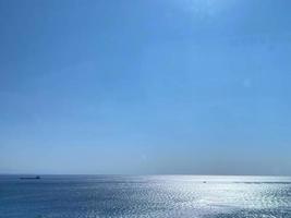 atlantischer ozean - schöner seelandschaftsmeerhorizont und blauer himmel, natürlicher fotohintergrund foto
