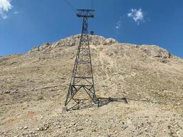 Hochspannungsmasten und -leitungen foto