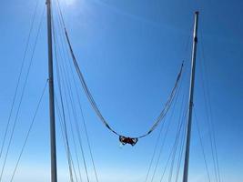 Slingshot ist eine umgekehrte Bungee-Fahrt, die von funtime in vier Cedar Fair-Vergnügungsparks, Kanadas Wunderland, gebaut wurde. Die Kapsel wird 295 Fuß 90 m mit Geschwindigkeiten von bis zu 100 km/h gestartet foto