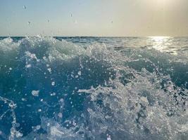 wellen, wasserspritzer am strand am meer im urlaub in einem touristischen warmen östlichen tropischen land südliches paradies erholungsort im urlaub. der Hintergrund foto