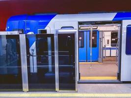 U-Bahn-Tunnel. Linien für Züge. U-Bahn-Wagen sind zur Sicherheit der Fahrgäste durch Kunststofftüren geschützt. Blaue U-Bahnwagen befördern Menschen durch die Stationen foto