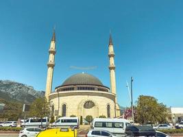 eine Moschee aus weißem Stein in einem gläubigen Land. Tempel des Gebets und der Anbetung. majestätisches Gebäude mit vielen Türmen und Fenstern. geistliches Leben foto