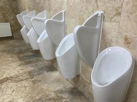 ein sauberer neuer öffentlicher toilettenraum leer foto