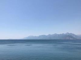 meer luftaufnahme, draufsicht, erstaunlicher naturhintergrund. die farbe des wassers und schön hell. azurblauer strand mit felsigen bergen und klarem wasser des thailändischen ozeans am sonnigen tag foto