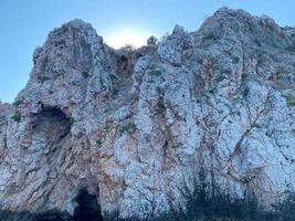 Eingang zur Meereshöhle. blaues, klares Wasser und Felsen vor dem Hintergrund einer Höhle foto