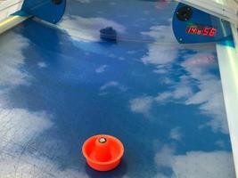 Airhockey-Tisch im Park im Freien foto