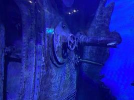 eine Unterwasseraufnahme in einem Raum im Schiffswrack der Dreizehenmöwe, die natürliches Licht im Gegensatz zu einem Blitz verwendet. Das Wrack wurde absichtlich versenkt und ist flach genug, um das Eindringen von Licht zu ermöglichen foto