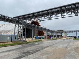 moderne lagerhausbaustelle, stahlkonstruktion des neuen geschäftsgebäudes dagegen. Bau einer modernen Fabrik oder eines Lagers foto