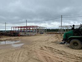 auf der baustelle ist eine neue stahlkonstruktion im bau foto