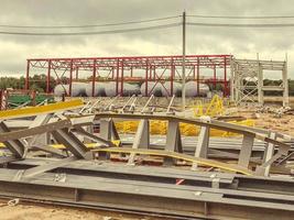 Metallkonstruktion auf der Baustelle. Bau eines Komplexes zur Gewinnung von Mineralien aus der Erde. Minenbau, Metallbögen für die Installation der Ausrüstung foto