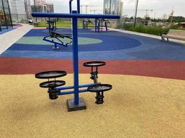 Neuer moderner blauer Sport-Fitness-Beintrainer auf einem Trainingsplatz im Freien im Freien foto