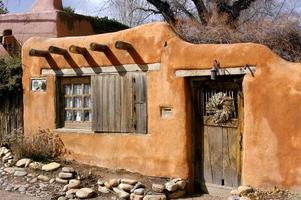 santa fe, new mexico haus in altem adobe-stil design und architektur. foto