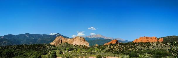 Panoramablick auf Felsformationen am Eingang des Gartens der Götter in Colorado Springs, Colorado foto