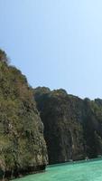 grüne Felsen auf der Insel foto