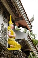 kleine gelbe steinstatue buddha in der nähe des tempels. Chiang Mai, Thailand.