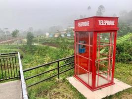 eine klassische britische rote telefonzelle, versteckt in den bergen foto