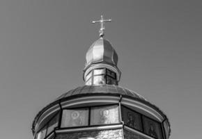 christliches Kirchenkreuz im hohen Kirchturm zum Gebet foto