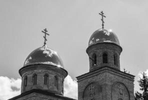 christliches Kirchenkreuz im hohen Kirchturm zum Gebet foto