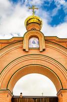 christliches Kirchenkreuz im hohen Kirchturm zum Gebet foto