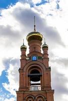 christliches Kirchenkreuz im hohen Kirchturm zum Gebet foto