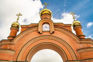 christliches Kirchenkreuz im hohen Kirchturm zum Gebet foto